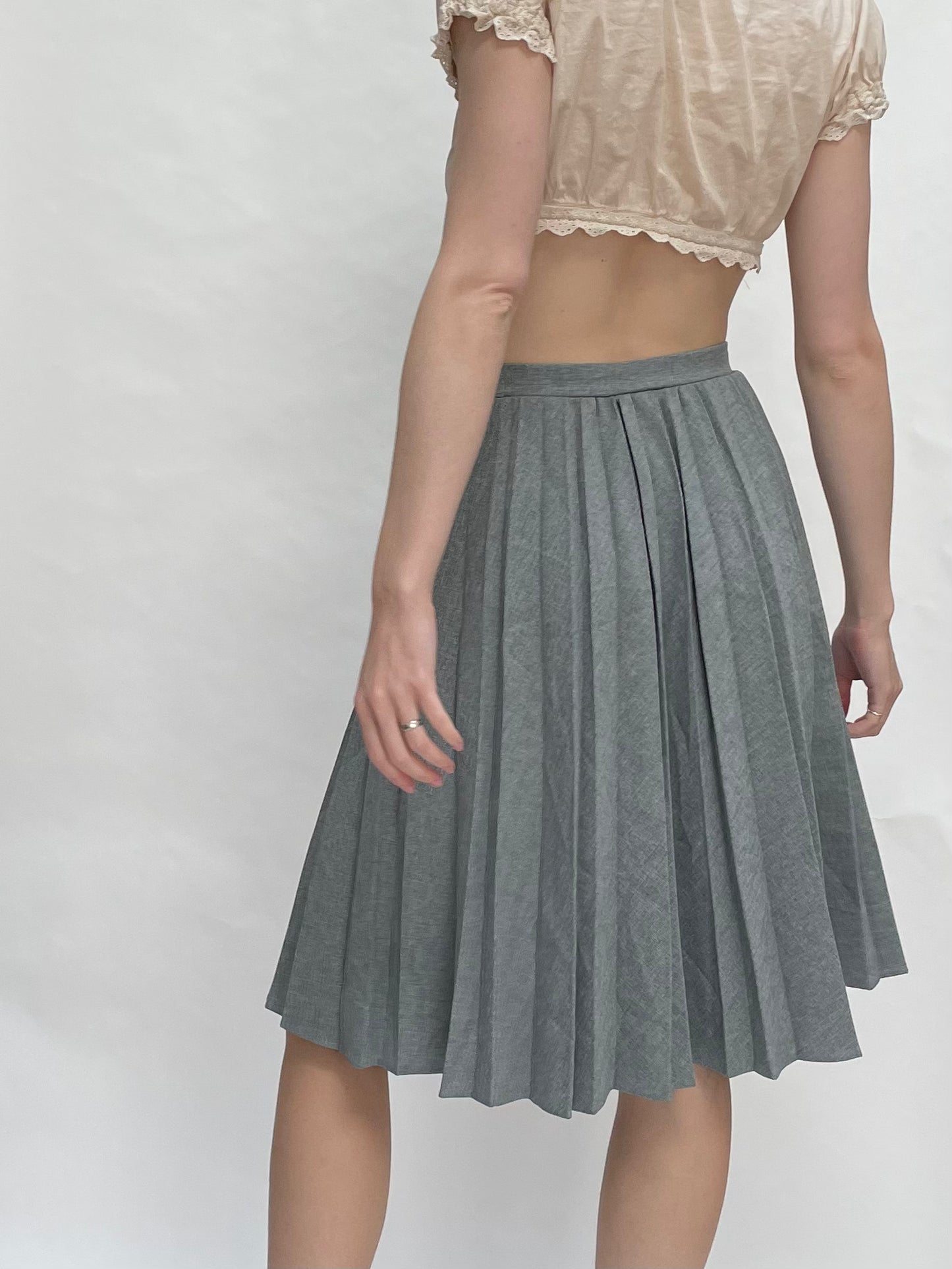 grey pleated skirt