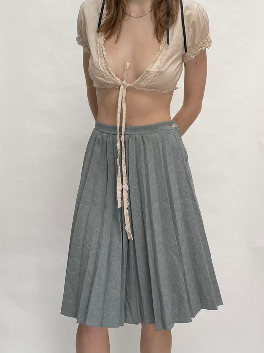 grey pleated skirt