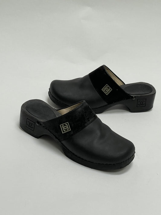 chanel clogs